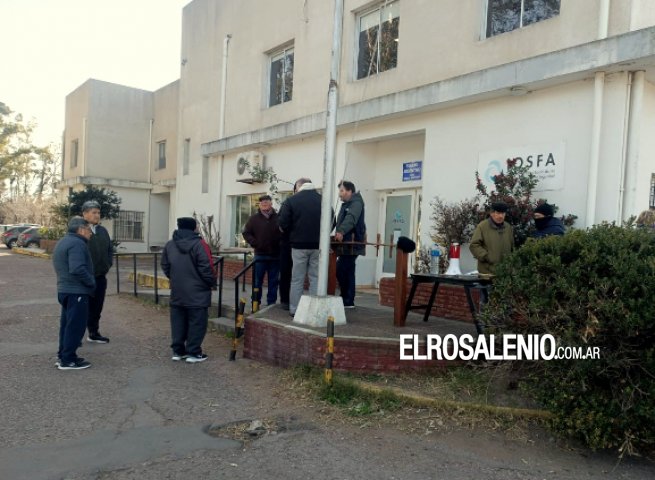 Afiliados de IOSFA fueron a reclamar a la sede local por la grave crisis que atraviesa la obra social