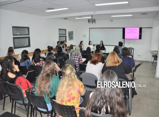 Aumentó un 54% la cantidad de docentes, pero solo el 1% de alumnos