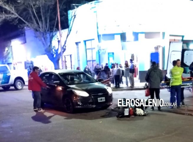 Accidente en el centro: una motociclista fue trasladada al hospital
