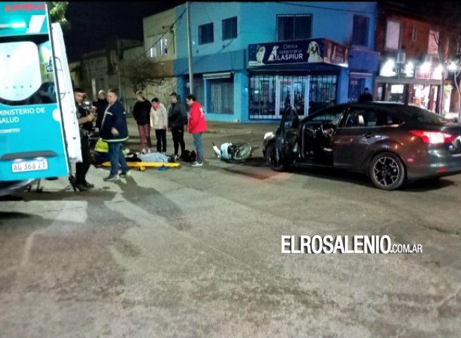 Accidente en el centro: una motociclista fue trasladada al hospital