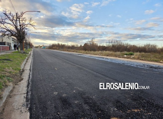 Comenzó la colocación de la nueva carpeta asfáltica en avenida Paso