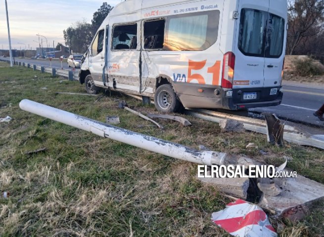 Una combi que transportaba obreros del puerto chocó guardarrail y columna frente a Villa Arias