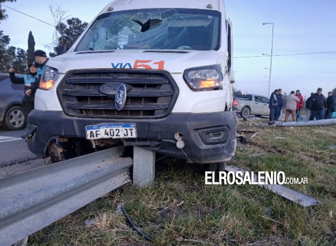 Una combi que transportaba obreros del puerto chocó guardarrail y columna frente a Villa Arias