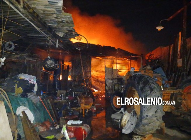 Voraz incendio en taller mecánico de la zona sur de la ciudad