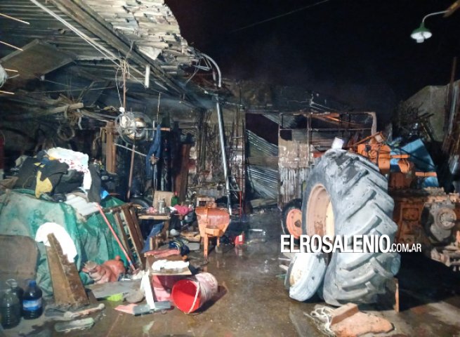 Voraz incendio en taller mecánico de la zona sur de la ciudad