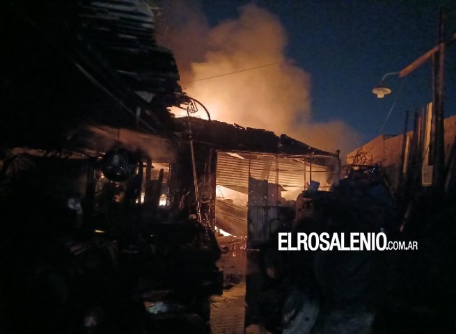 Voraz incendio en taller mecánico de la zona sur de la ciudad