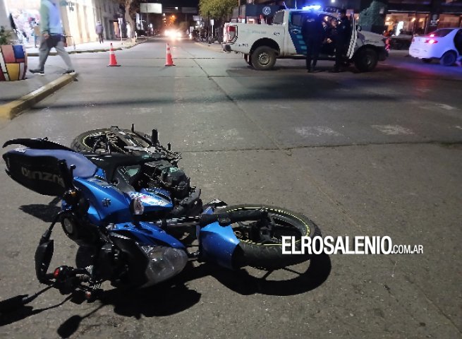 Una mujer fue embestida por una moto en el centro y debió ser hospitalizada