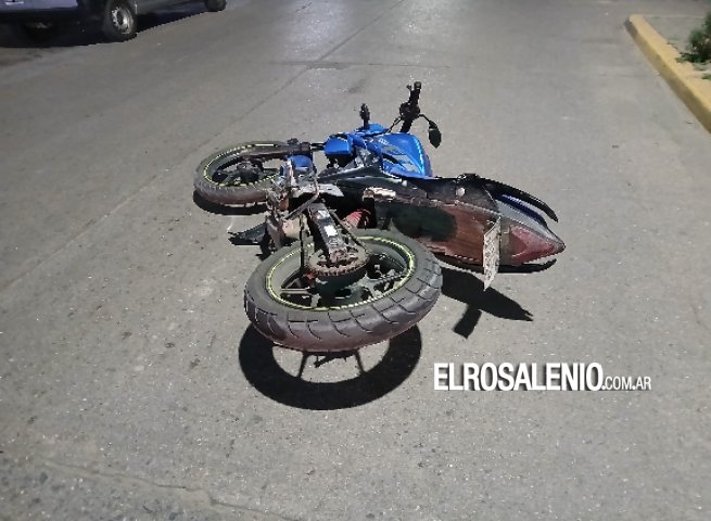 Una mujer fue embestida por una moto en el centro y debió ser hospitalizada