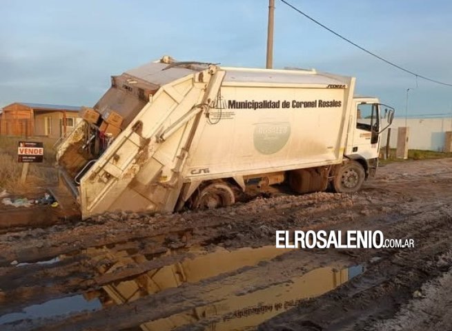 Camión recolector municipal quedó varado en el barro en una calle en mal estado
