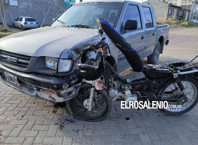 Motociclista hospitalizado con fracturas tras chocar contra una camioneta