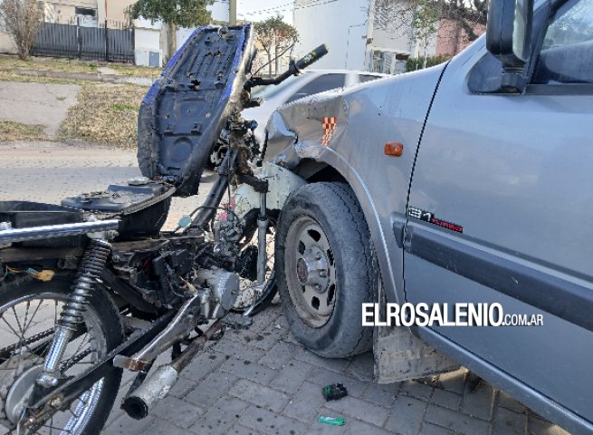 Motociclista hospitalizado con fracturas tras chocar contra una camioneta
