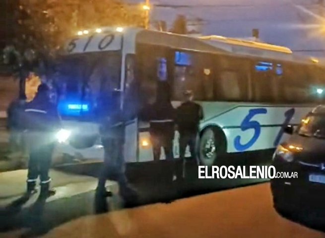 Colectivo que trasladaba obreros desde el puerto, quedó varado al intentar doblar una esquina