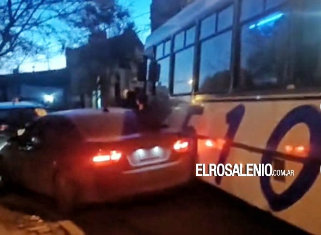 Colectivo que trasladaba obreros desde el puerto, quedó varado al intentar doblar una esquina