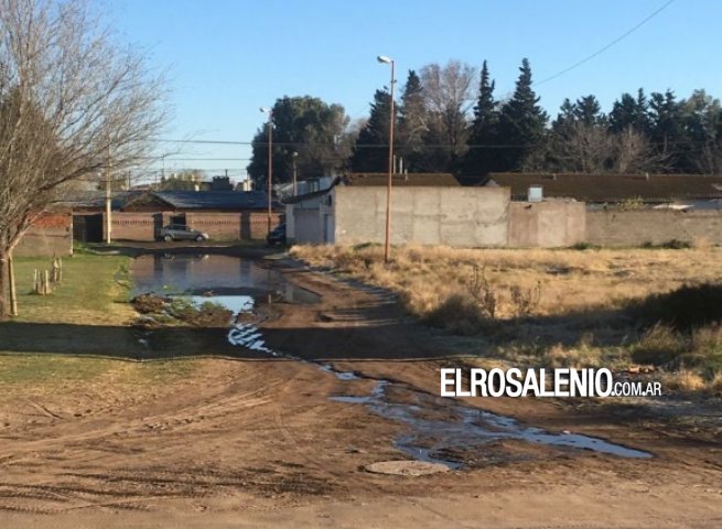 Vecinos reclaman por laguna de líquidos cloacales en ATE VII