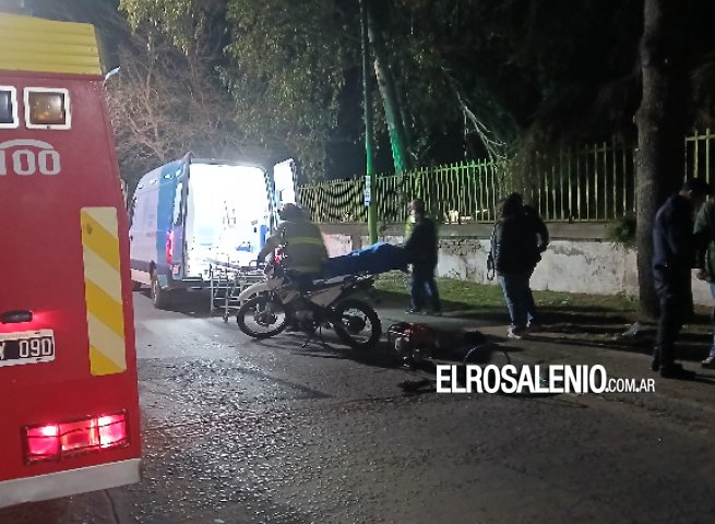 Mujer sufrió un accidente con su moto en calle Colón