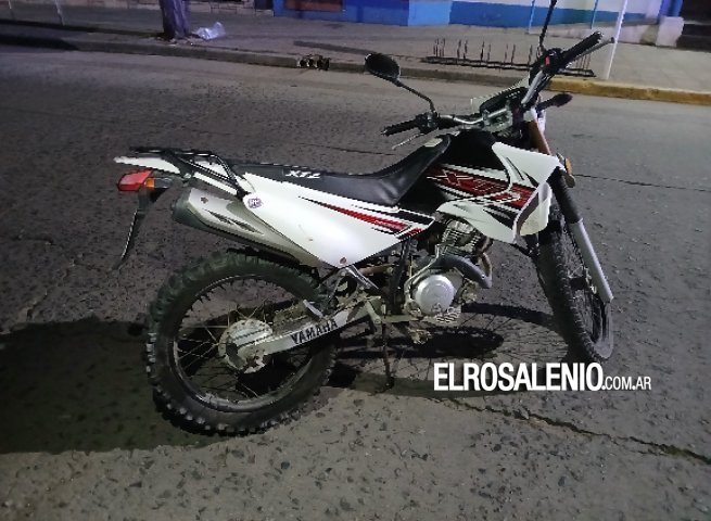 Mujer sufrió un accidente con su moto en calle Colón
