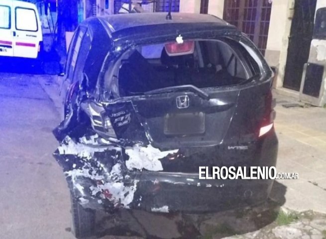 Un conductor chocó dos autos estacionados y se escapó 