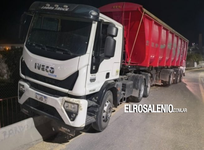 Un conductor chocó dos autos estacionados y se escapó 