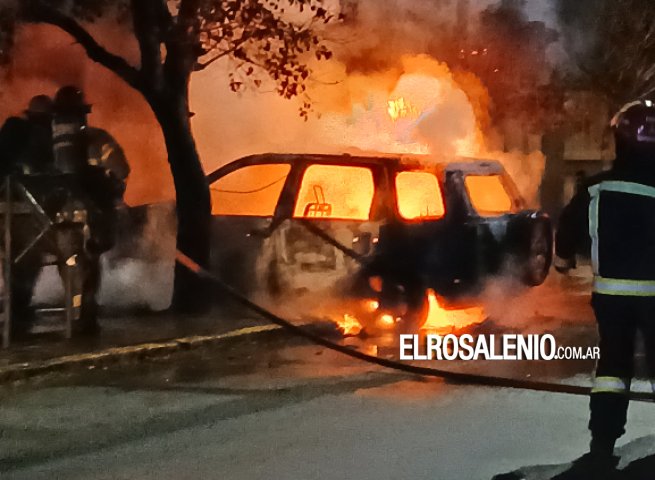 Fuego en una camioneta, contenedor, y vandalismo en una vereda