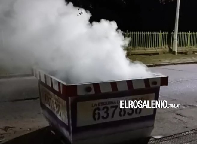 Fuego en una camioneta, contenedor, y vandalismo en una vereda