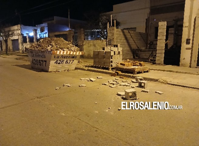 Fuego en una camioneta, contenedor, y vandalismo en una vereda