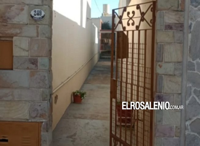 Ataron a un anciano en su casa y le robaron una importante suma en dólares 