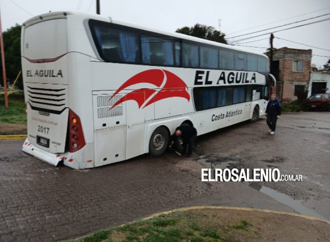 Colectivo de larga distancia quedó “colgado” en el Pasaje Giorno