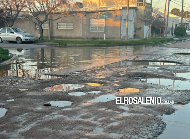 Mitre y 17 de agosto, intransitable por acumulación de líquidos cloacales y pozos