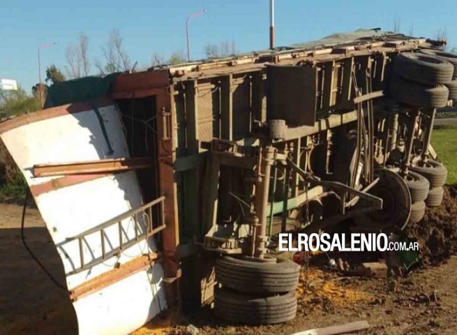 Autovía Bahía – Punta Alta: un camión se quedó sin frenos y terminó volcando su carga