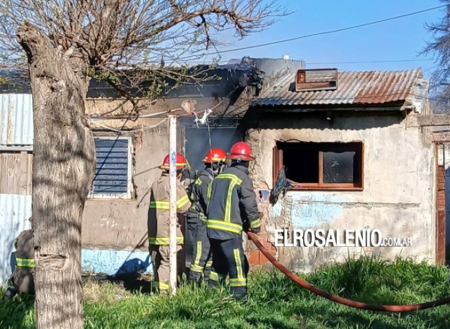Incendio destruyó una vivienda en barrio Luiggi I