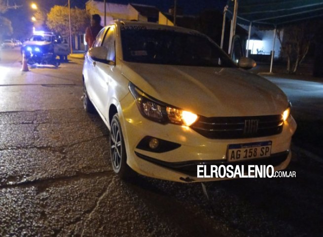 Accidente entre un auto y una moto en el macrocentro