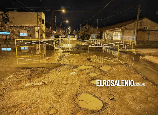  Corte total de transito en esquina destruida por líquidos cloacales