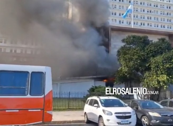 Un incendio afectó al Edificio Libertad de la Armada en Buenos Aires