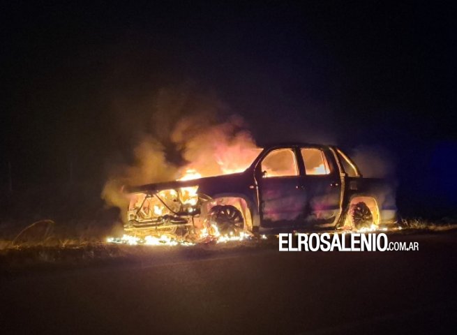 Se incendió una camioneta Amarok en la ruta a Pehuen Co