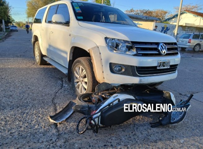 Accidente entre moto y camioneta en Ciudad de Carmelo y Roca
