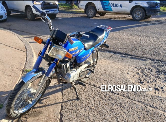 Choque entre moto y auto en el boulevard
