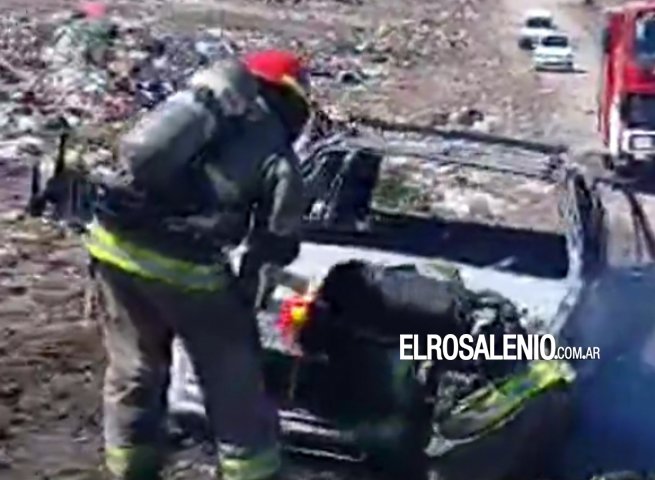 Se incendió un auto dentro del basural municipal