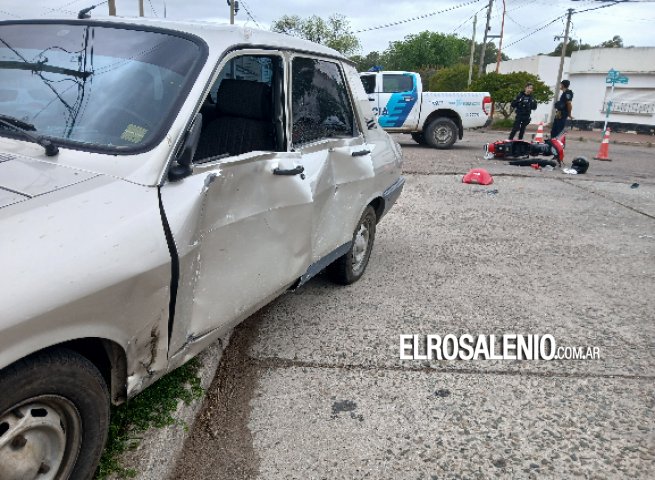 Accidente entre una moto y un auto en Espora y Quintana