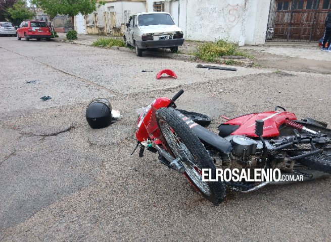 Accidente entre una moto y un auto en Espora y Quintana