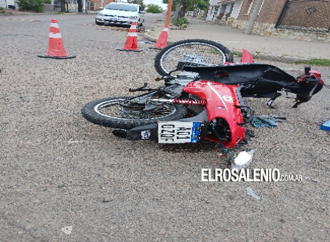 Accidente entre una moto y un auto en Espora y Quintana