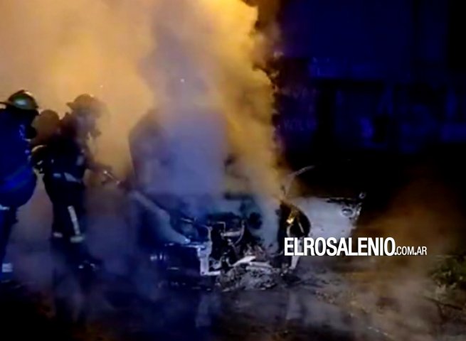 Incendio de un vehículo en Nueva Bahía Blanca