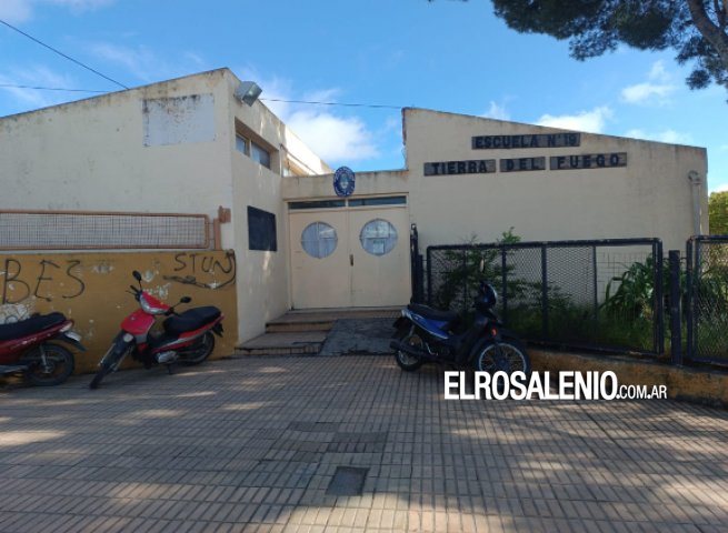 Entraron a la Escuela 19 tras romper un ventiluz y provocaron daños