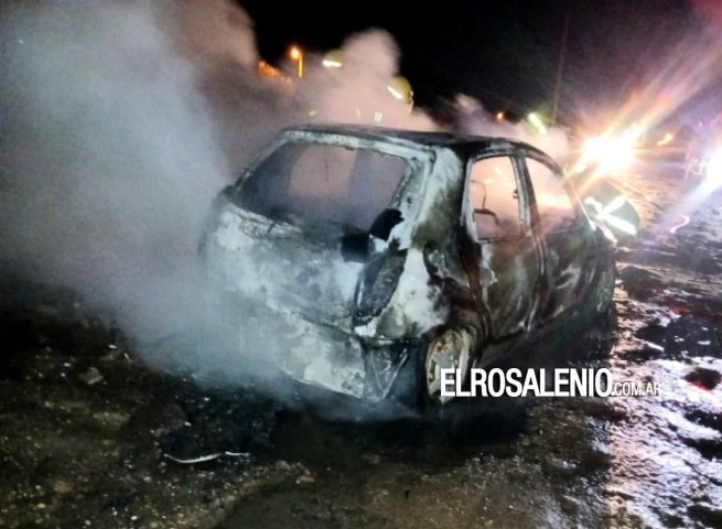 Otro incendio automotor: una mujer y su hijo fueron derivados al hospital