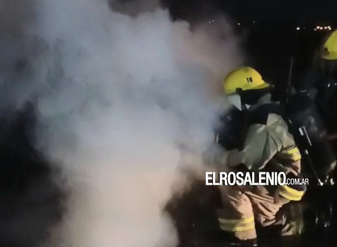 Otro incendio automotor: una mujer y su hijo fueron derivados al hospital