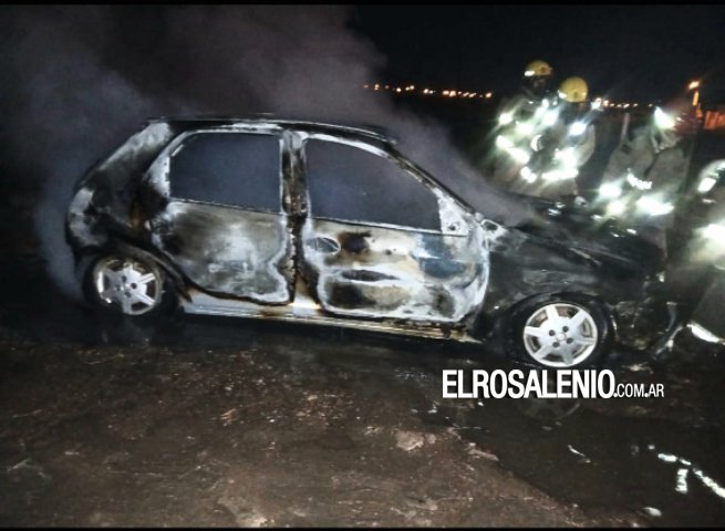 Otro incendio automotor: una mujer y su hijo fueron derivados al hospital