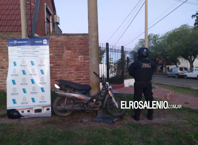 Dos menores a bordo de una moto robada, chocaron cuando huían de la Policía