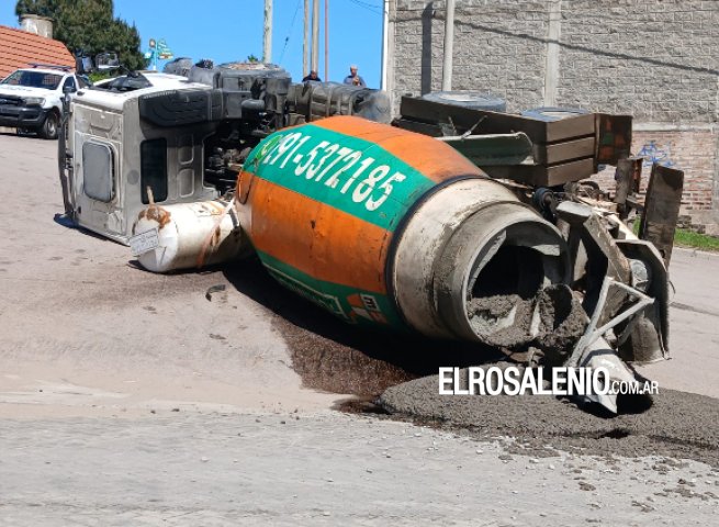  Volcó un camión en Uriburu y Jujuy: el conductor debió ser rescatado por bomberos