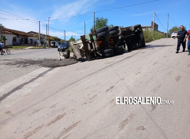  Volcó un camión en Uriburu y Jujuy: el conductor debió ser rescatado por bomberos