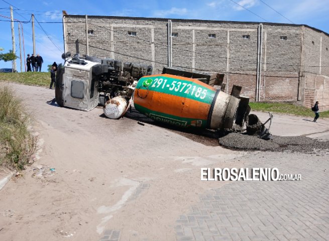  Volcó un camión en Uriburu y Jujuy: el conductor debió ser rescatado por bomberos