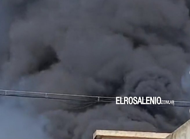 Cuatro vehículos destruidos por un incendio en un taller de la zona norte